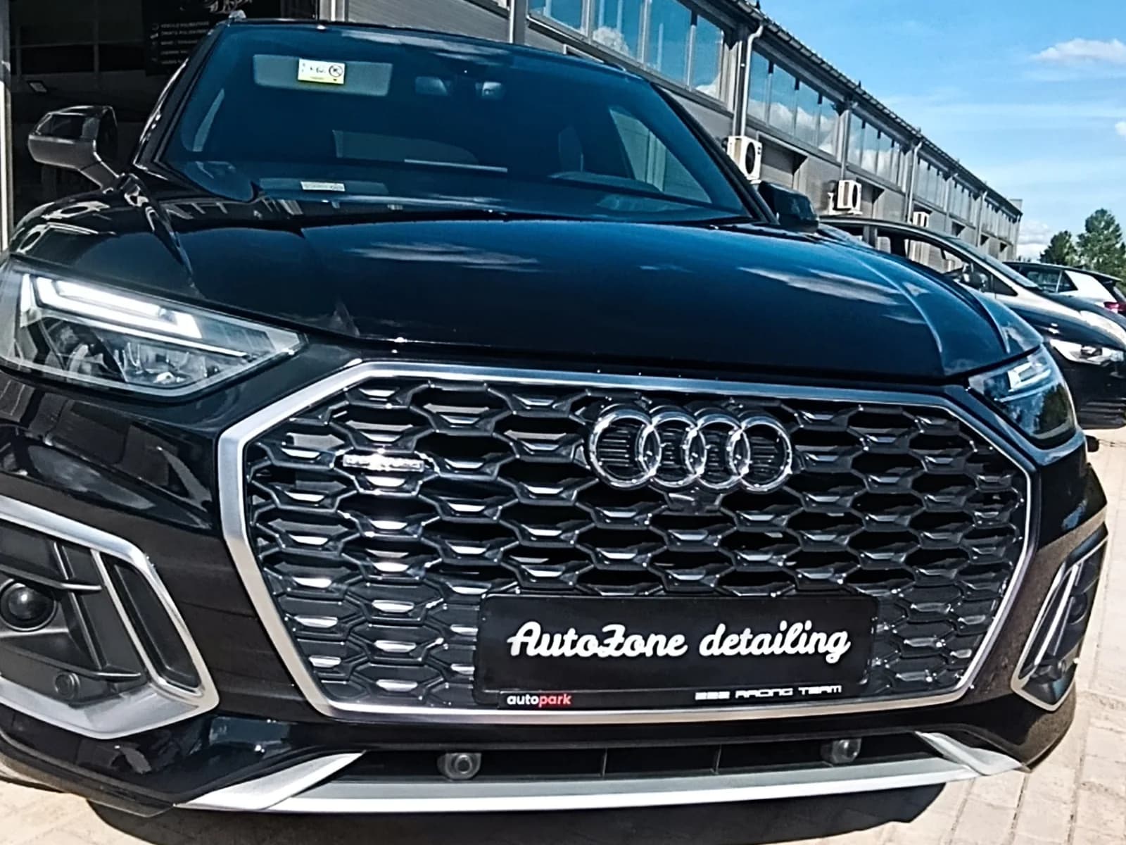 Audi Q5 — Kėbulo poliravimas ir keraminė (nano) danga — atkurtas gilus, veidrodinis juodo lako blizgesys.