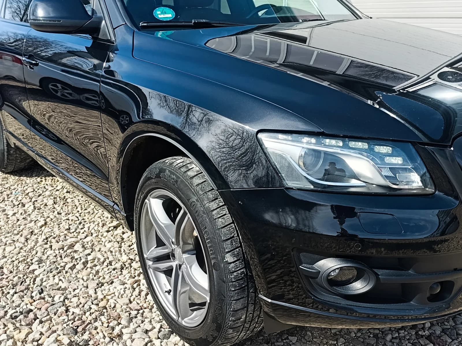 Audi Q5 — Kėbulo poliravimas — pašalinta oksidacija ir įbrėžimai, atgaivintas lakas.