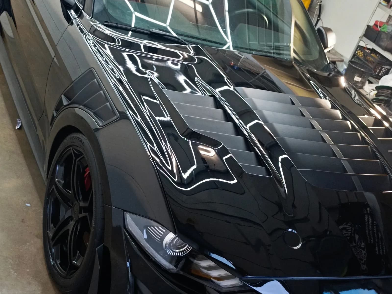 Ford Mustang GT — Korekcinis poliravimas — po apžvalgos lempa paviršius be sūkuriukų ir holograminių žymių.