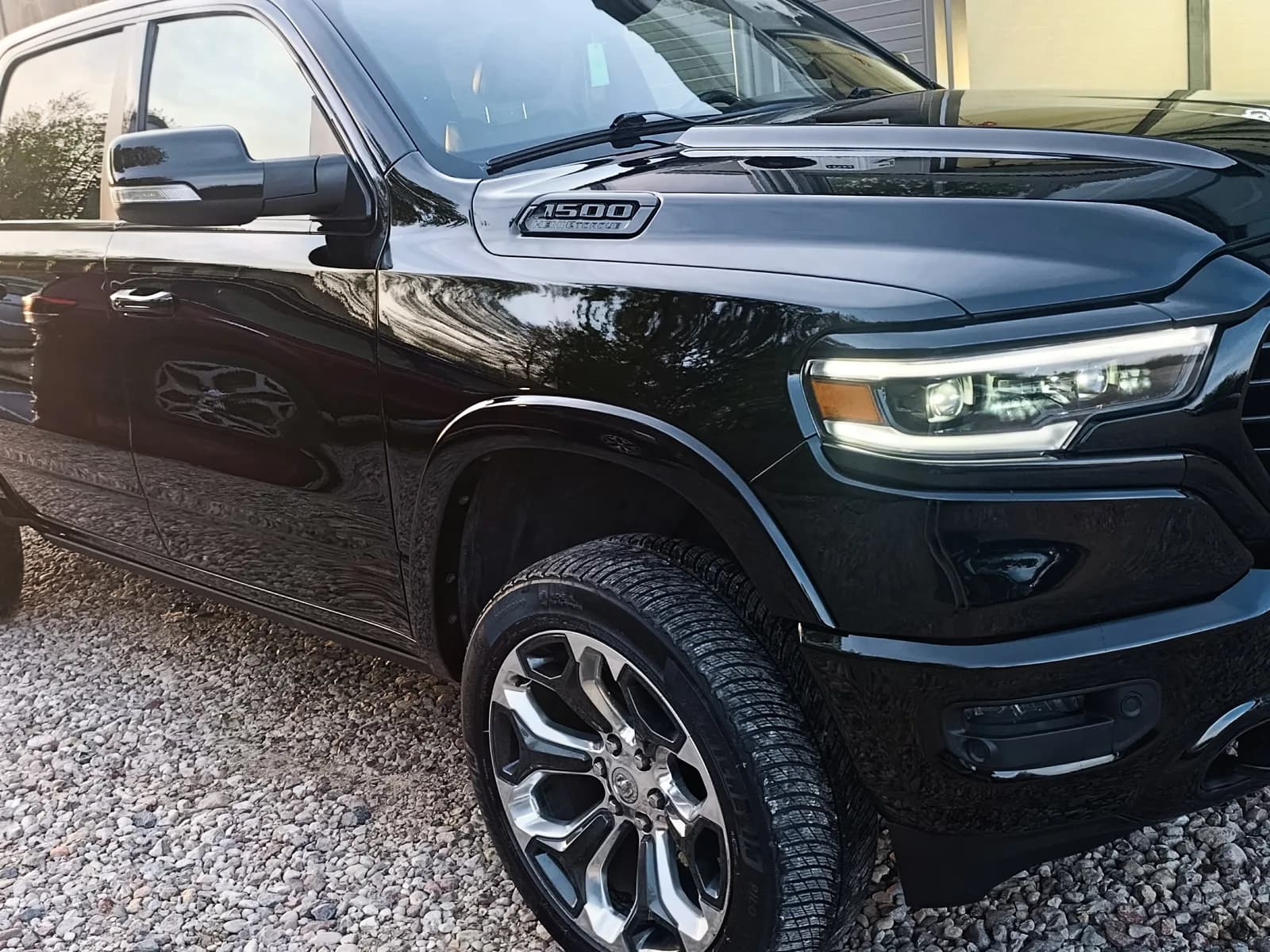 Dodge RAM 1500 — Poliravimas ir keraminė danga visureigio kėbului — atkurtas blizgesys ir ilgalaikė apsauga.