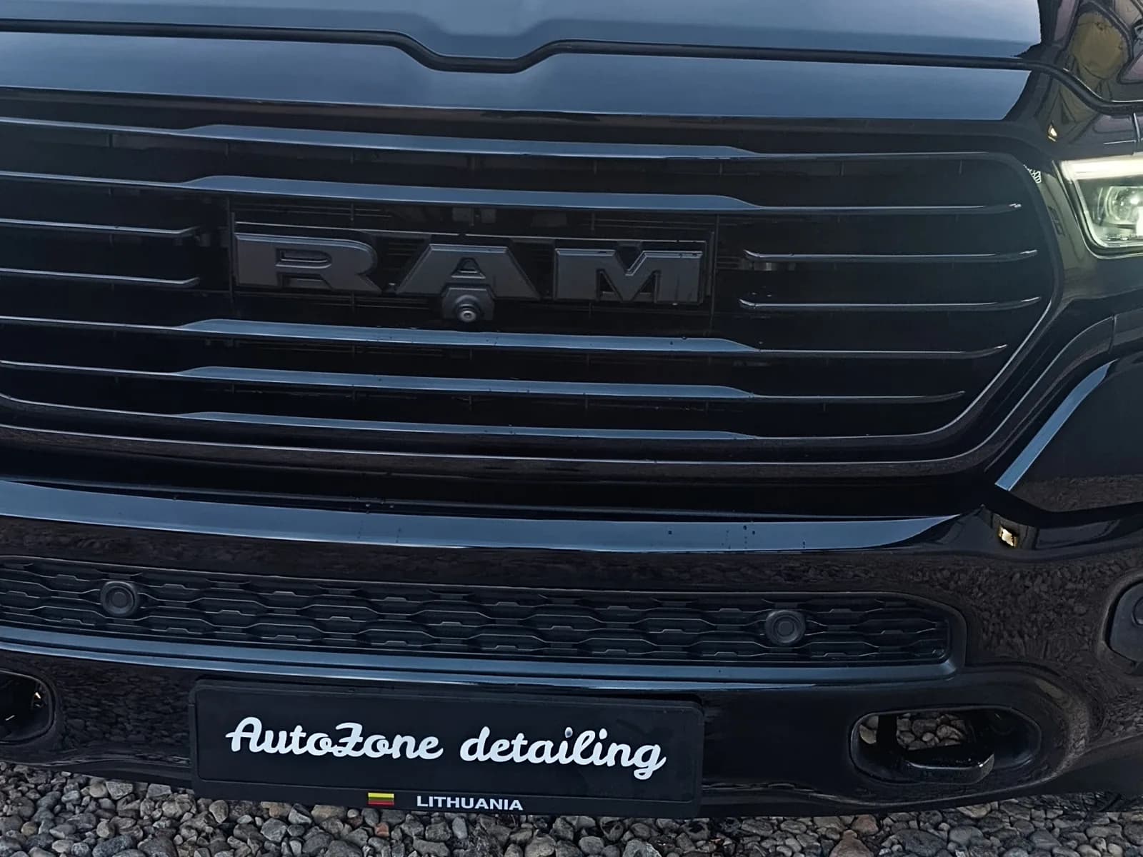 Dodge RAM 1500 — Didelio pikapo detailing — kėbulo apsauga ir sodrus blizgesys.